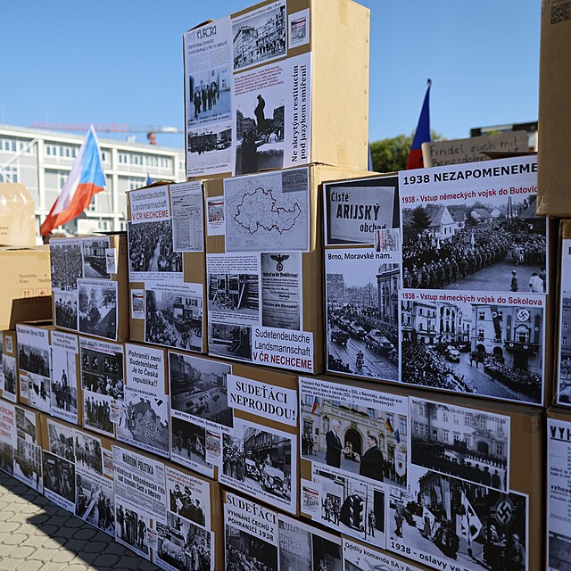 Protestn� �N�m� barik�da� asi stovky lid� proti sjezdu Sudeton�meck�ho krajansk�ho sdru�en� na brn�nsk�m v�stavi�ti. Shrom�d�n� stav� barik�du z krabic. (22. kv�tna 2026)