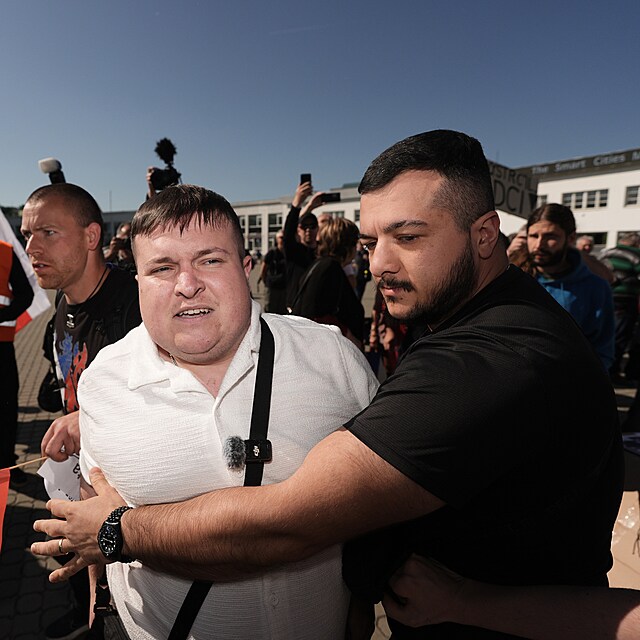 Protestn� �N�m� barik�da� asi stovky lid� proti sjezdu Sudeton�meck�ho krajansk�ho sdru�en� na brn�nsk�m v�stavi�ti. B�hem shrom�d�n� do�lo ke strkanici. (22. kv�tna 2026)