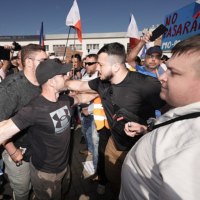 Protestn� �N�m� barik�da� asi stovky lid� proti sjezdu Sudeton�meck�ho krajansk�ho sdru�en� na brn�nsk�m v�stavi�ti. B�hem shrom�d�n� do�lo ke strkanici. (22. kv�tna 2026)