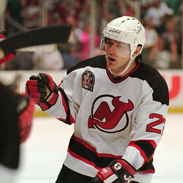 Claude Lemieux z New Jersey Devils p�ij�m� gratulace na st��da�ce pot�, co vst�elil g�l ve t�et�m z�pasu fin�le Stanley Cupu proti Detroit Red Wings v roce 1995.