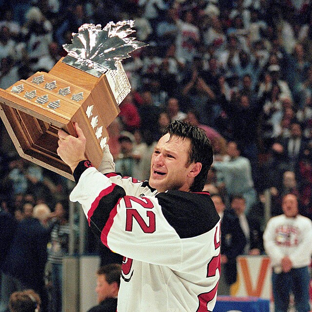 Claude Lemieux p�zuje s Conn Smythe Trophy pot�, co jeho t�m v �ervnu 1995 porazil Detroit Red Wings 5:2 ve �tvrt�m z�pase fin�le Stanley Cupu.