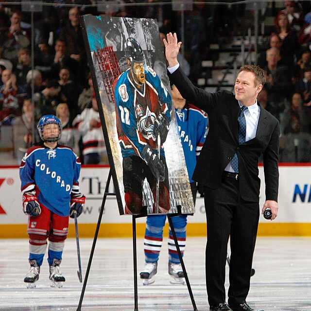 Claude Lemieux v roce 2010, fanou�ci Colorado Avalanche mu d�kuj� za jeho slu�by.