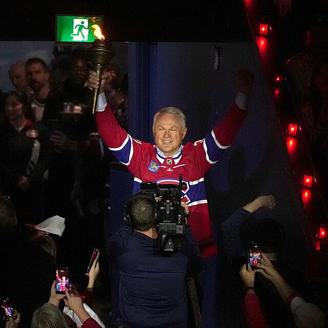 Claude Lemieux kr�tce p�ed smrt�, zdrav� fanou�ky Montreal Canadiens.