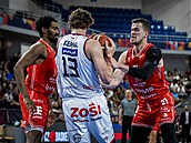 Adam Kejval z Basketu Brno (13) se p�etahuje o mí� s Lubo�em Ková�em z Pardubic...