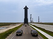 P�evoz lodi Starship na startovací rampu.