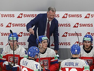 Radim Rulík dává instrukce b�hem utkání se Slovenskem.