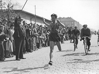 Vít�z Josef Hron na trati závodu B�chovice-Praha v roce 1935