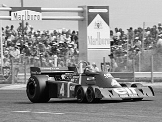 Francouzský pilot Patrick Depailler se svou �estikolkou na okruhu Paul Ricard.