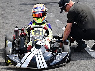 Kimi Räikkönen se svým synem na okruhu v T�inci. (22. kv�tna 2026)