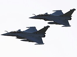 Francouzské stíha�ky Rafale u základny Lielvarde v Loty�sku (14. dubna 2026)
