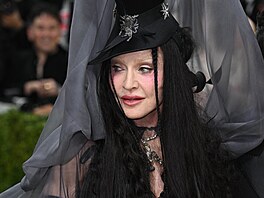 Odkazy na goth styl nechyb�ly ani na leto�ním Met Gala. Madonna dorazila v...