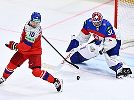 Roman �ervenka dává gól proti Slovensku po odrazu od brusle.