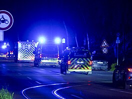 Kolona policejních a hasi�ských voz� p�evá�í do berlínské nemocnice Charité...