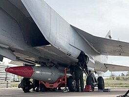 Ru�tí vojáci p�ipev�ují hypersonickou st�elu Kin�al na stíha�ku MiG-31 b�hem...