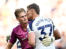 Obránce Micky van de Ven z Tottenhamu s �eským branká�em Antonínem Kinským po...