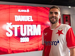 Slovinský k�ídelník Danijel �turm pózuje ve slávistickém dresu.