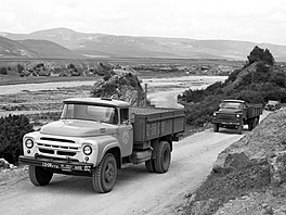 Vp�edu ZIL-130 a za ním GAZ-53