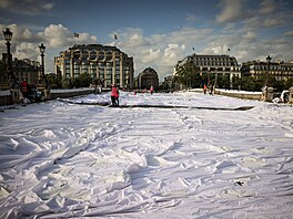 D�lníci p�ipravují plachtu k dílu �Jeskyn� Pont Neuf� francouzského pouli�ního...