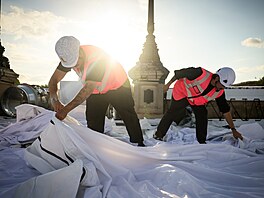 D�lníci p�ipravují plachtu k dílu �Jeskyn� Pont Neuf� francouzského pouli�ního...