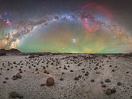 Takto �ní nad docela odli�nou krajinou, v argentinském údolí Valle de la Luna....