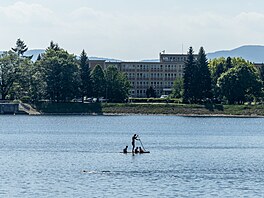 Lidé si u�ívají prvního tropického dne u Jablonecké p�ehrady. (23. kv�tna 2026)
