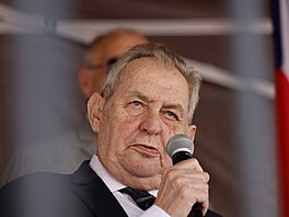 Milo� Zeman na demonstraci proti sjezdu sudetských N�mc� v Brn�. (24. kv�tna...