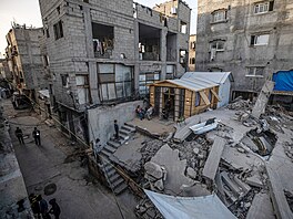 Palestinský stavební d�lník Alá D�úda se po zni�ení svého domu v uprchlickém...