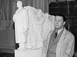 Autor vít�zného konceptu, socha� Otakar �vec, pojal monument jako sev�ený...