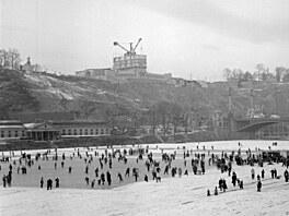 Místo nad Vltavou s výhledem na historické centrum Prahy se po únoru 1948...