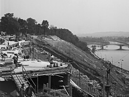 Budoucí pomník vy�adoval d�kladné geologické pr�zkumy. Stavba ob�ích rozm�r�...