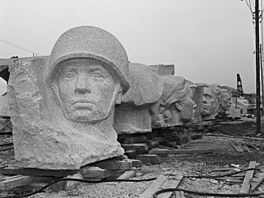 V roce 1952, kdy ji� bylo o hrubé podob� pomníku rozhodnuto, �vec zhotovil...