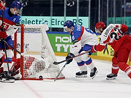 Slovák Oliver Okuliar operuje s pukem za dánskou brankou