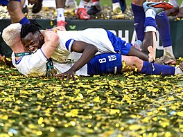 Karvin�tí fotbalisté slaví vít�zství ve finále MOL Cupu.