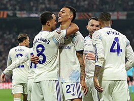 Fotbalisté Aston Villy slaví gól ve finále Evropské ligy proti Freiburgu.