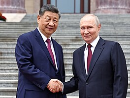 Ruský prezident Vladimir Putin si podává ruku s �ínským prezidentem Si...