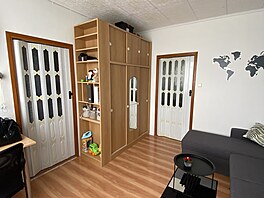 P�vodní d�tský pokoj. Podhledy z polystyrenu m�ly zakrýt spáry ve stropních...