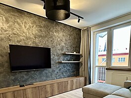 Proto�e byt je ve vy��ím pat�e a dostate�n� sv�tlý, nemusel se designér bát...