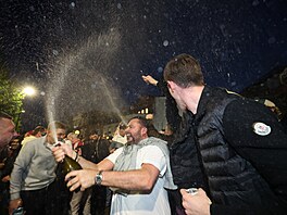 Fanou�ci Arsenalu slaví titul.