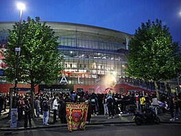 Fanou�ci Arsenalu se p�ed stadionem chystají na oslavy titulu.