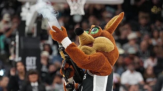 Maskot basketbalist� San Antonia bav� div�ky.