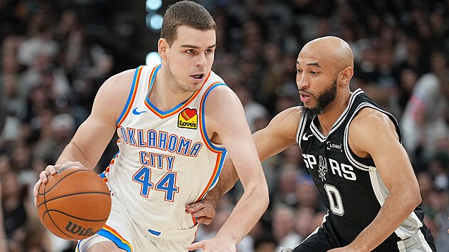 Nikola Topi� (vlevo) z Oklahoma City a Jordan McLaughlin ze San Antonia.