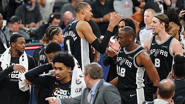 Basketbalist� San Antonia se raduj� z v�hry nad Oklahoma City v �est�m utk�n�.