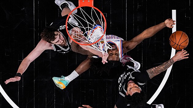 Podko�ov� momentka z utk�n� San Antonio vs. Oklahoma CIty.