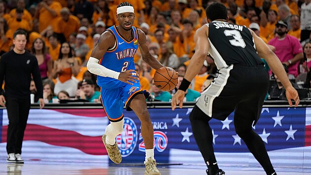 Shai Gilgeous-Alexander vyr�� do �toku.