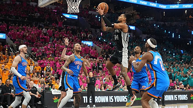Devin Vassell ze San Antonia zakon�uje mezi p�ihl�ej�c�mi soupe�i z Oklahoma City.