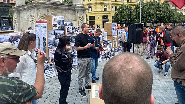 Na protestn�m m�tinku proti sjezdu sudetsk�ch N�mc� promluvil na n�m�st� Svobody v centru Brna i poslanec a ��f strany PRO Jind�ich Rajchl. (22. kv�tna 2026)