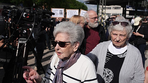 Pietn� akce k uct�n� pam�tky ob�t� holokaustu na 5. n�stupi�ti brn�nsk�ho Hlavn�ho n�dra�� a sou�asn� protest odp�rc� sudeton�meck�ho shrom�d�n� na akci Meeting Brno. Na sn�mku dv� Wintonovy d�ti Eva Paddock a Milena Grenfell-Baines. (21. kv�tna 2026)