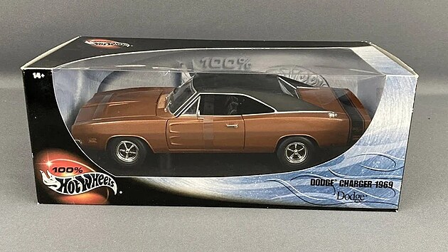 1969 Brown Custom Charger (Hot Wheels). Tento model z obl�ben� �ady Redline byl vyr�b�n v letech 1969 a� 1971, p�i�em� hn�d� barva (Spectraflame Brown) byla u d�t� nejm�n� popul�rn� a prodeje byly miziv�. Kv�li tehdej��mu nez�jmu se jich zachovalo naprost� minimum a dnes je hn�d� Charger v bezvadn�m stavu cen�n zhruba na 270 tis�c korun.