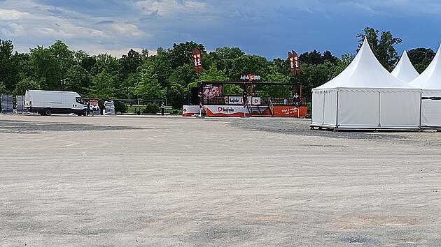 P��prava na Spartafest v Praze na Letn�. Are�l festivalu zabere t�m�� celou Letenskou pl��. (20. kv�tna 2026)