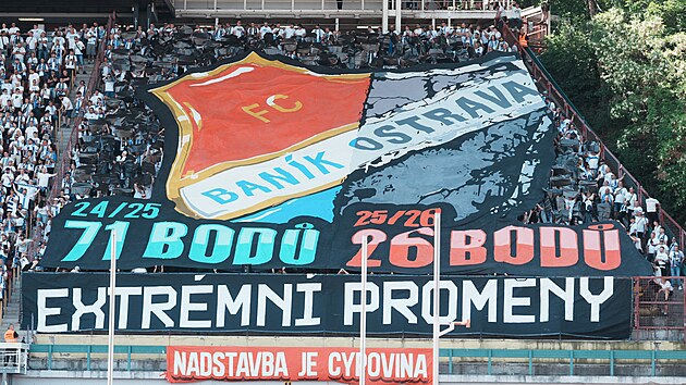 Choreo fanoušků Baníku Ostrava před zápasem proti Dukle Praha.